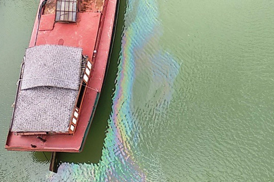 Nghệ An: Xuất hiện vệt dầu loang tại đầu nguồn nhà máy nước thô Sông Lam