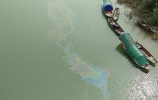 Vụ xuất hiện vệt dầu loang đầu nguồn sông Lam: Đang phân tích mẫu nước
