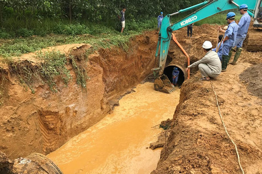 Đường ống nước sạch sông Đà tiếp tục gặp sự cố, phải ngừng cấp nước