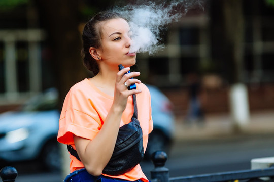 Thuốc lá điện tử trở thành “đại dịch”, Mỹ cấm người dưới 21 tuổi mua thuốc lá