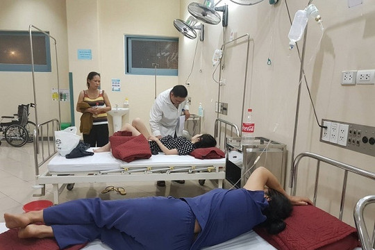 Nam Định: 13 người cùng xóm nhập viện do ngộ độc món giò xào