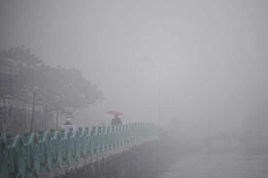 Hiện tượng sương mù dày đặc tại Hà Nội: Chuyên gia lý giải nguyên nhân