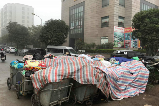 Hà Nội ra công văn hỏa tốc phân luồng rác sau khi người dân chặn xe vào bãi rác Nam Sơn