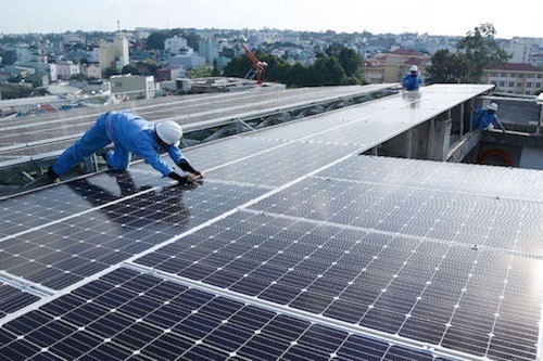 Bộ Công Thương chấp thuận cho EVN được tiếp tục đấu nối, mua điện mặt trời áp mái