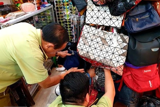 TP Hồ Chí Minh: Phát hiện hàng trăm túi xách giả tại Saigon Square và Lucky Plaza