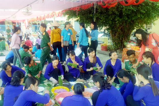 Kiên Giang: Thắm tình quân – dân qua hội thi gói bánh tét