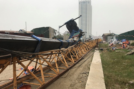 Hà Nội: Cần cẩu tháp chung cư bất ngờ đổ sập
