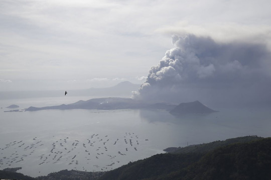 Philippines chìm trong tro bụi vì núi lửa phun