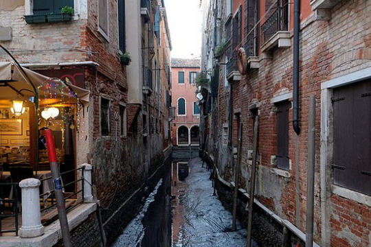 Kênh đào Venice lại thiếu nước sau trận ngập lụt lịch sử