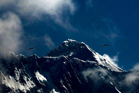 Biến đổi khí hậu khiến cảnh quan đỉnh Everest thay đổi bất thường