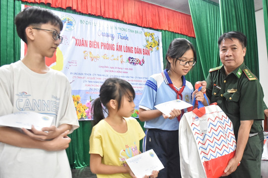 Bà Rịa – Vũng Tàu: Bộ đội Biên phòng tặng quà Tết cho các gia đình có hoàn cảnh khó khăn