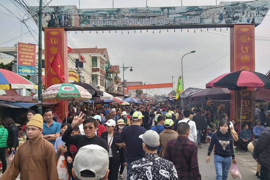 Nam Định: Hàng vạn người đổ về chợ Viềng giữa lúc dịch Virus Corona đang diễn biến phức tạp