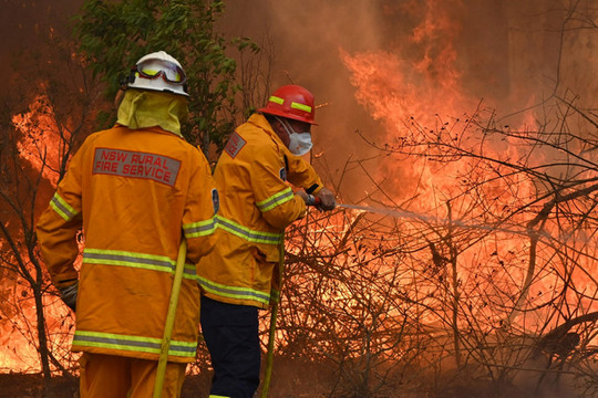 Australia: Lực lượng cứu hỏa thức trắng đêm khống chế cháy rừng
