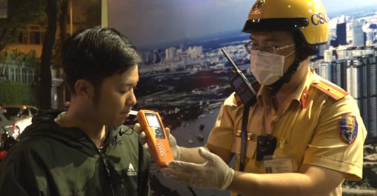 TP Hồ Chí Minh: CSGT kiểm tra nồng độ cồn theo quy trình mới chống dịch Corona