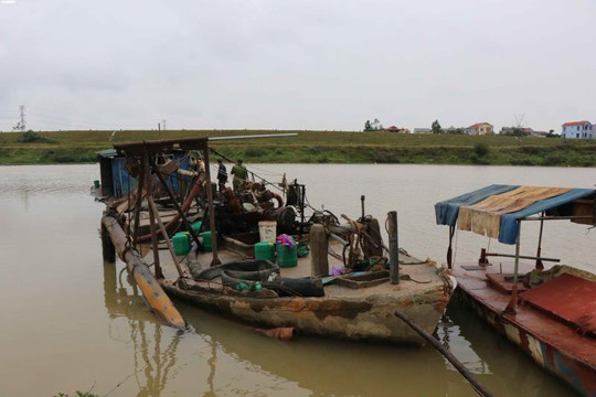 Bắc Ninh: Phát hiện thuyền khai thác cát trái phép trên sông Cà Lồ