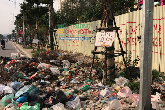 Hà Nội: Tuyến đường nối 3 quận nội thành ngập trong rác thải