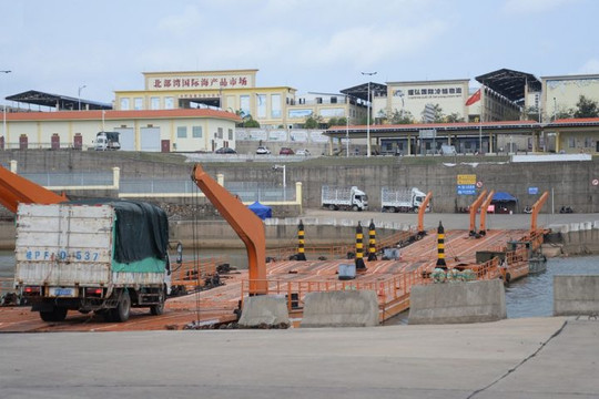 Quảng Ninh: Thông quan hàng hóa qua cầu phao tạm Móng Cái