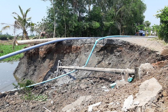 Tiền Giang: Sông cạn đáy gây sạt lở lớn cắt đứt đường giao thông