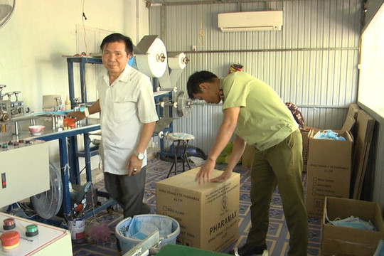 Bình Phước: Phát hiện một xưởng sản xuất khẩu trang y tế không phép