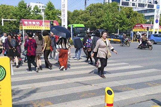 Trung Quốc: Dùng cột cảm ứng phun nước ngăn người đi bộ sang đường ẩu