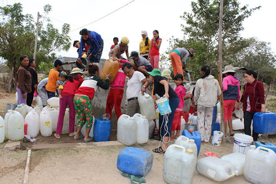 Bến Tre: Hạn mặn gay gắt, người dân mua nước giá 300.000 đồng/m3