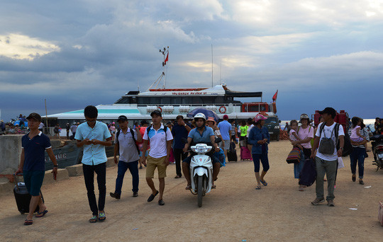 Quảng Ngãi: Tạm dừng đón khách du lịch trong và ngoài nước ra đảo Lý Sơn