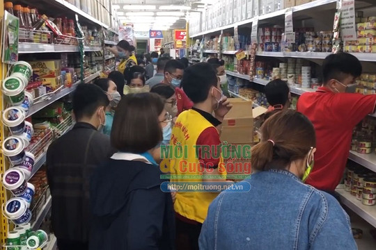 Hà Nội: Người dân vội vã tích trữ thực phẩm bởi ảnh hưởng của dịch Covid 19