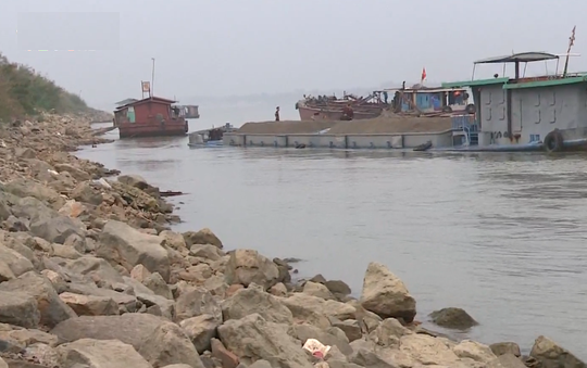 Vĩnh Phúc: Sạt lở hàng trăm mét đê kè ven sông Hồng do khai thác cát trái phép