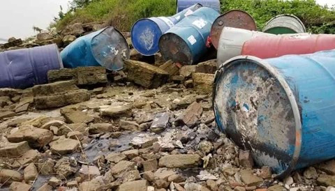 Hà Nội: Nhiều thùng phuy nghi chứa hóa chất bị đổ trộm xuống sông Hồng