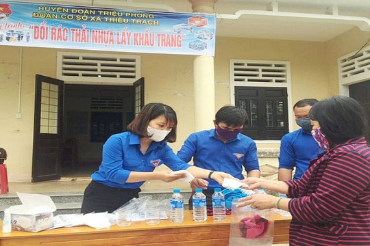 Quảng Trị: Thanh niên đổi rác thải nhựa lấy khẩu trang chống dịch covid-19