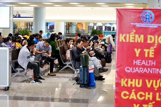 Dịch Covid-19: Lượng khách nhập cảnh sân bay Nội Bài tăng đột biến
