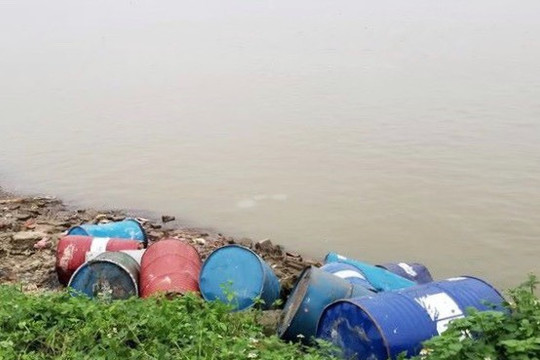 Đổ trộm 14 thùng dầu thải ra sông Hồng: Đối tượng lén lút đem vứt vì không bán được