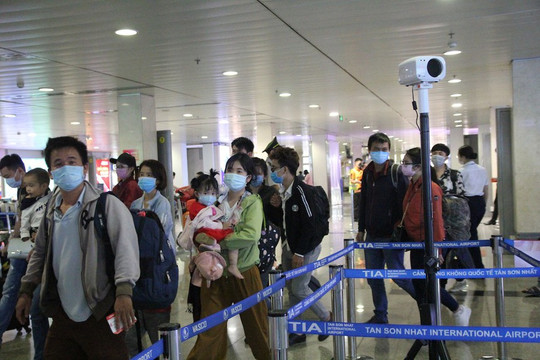 Tạm dừng đưa người Việt Nam từ nước ngoài về Tân Sơn Nhất trong 1 tuần