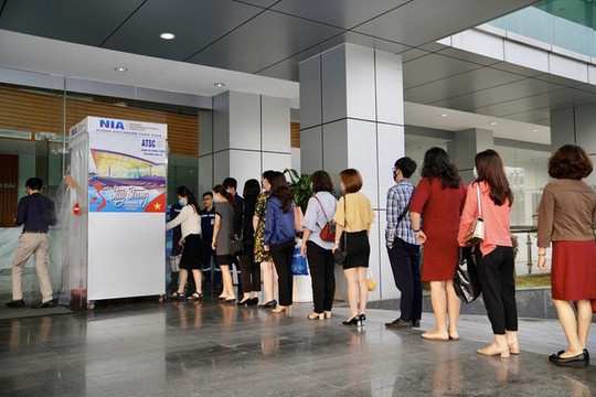 Sân bay Nội Bài chính thức vận hành buồng khử khuẩn toàn thân tự sản xuất