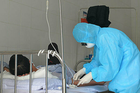 Hà Nội: Chỉ để 1 người chăm sóc bệnh nhân nặng điều trị tại bệnh viện