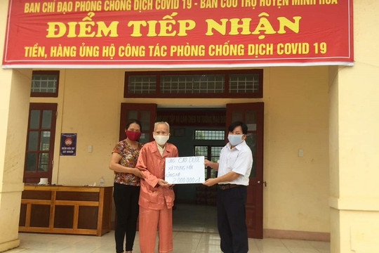 Quảng Bình : Xúc động hình ảnh cụ ông 104 tuổi ủng hộ tiền chống dịch Covid-19