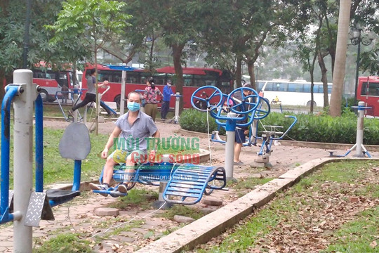 Bất chấp lệnh cách ly xã hội, nhiều địa điểm công cộng ở Hà Nội vẫn có đông người đi tập thể dục