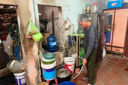 Thanh Hóa: Người dân bên bờ sông Mã vừa chống dịch lại lo tìm nước sạch