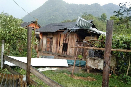 Nghệ An: Hàng trăm nhà dân bị hư hỏng, tốc mái do mưa đá, lốc xoáy