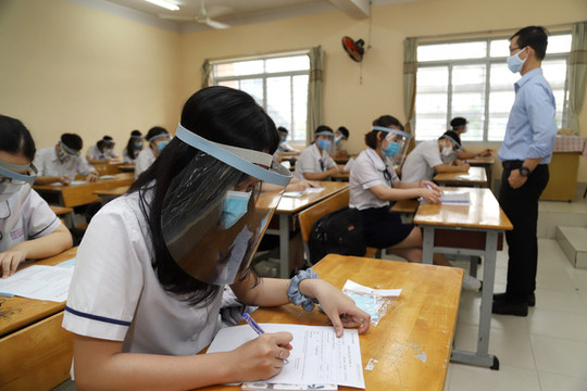 Không nên cứng nhắc bắt học sinh đeo khẩu trang, vừa đeo mặt nạ, không bật điều hòa
