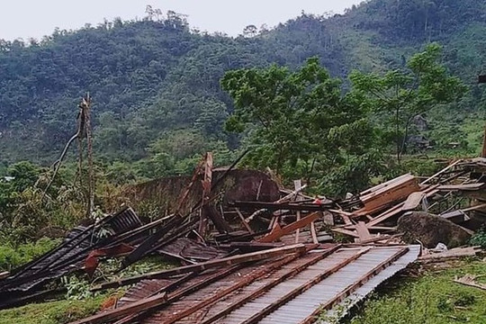 Nghệ An: Lốc xoáy kèm mưa đá làm hàng trăm nhà dân tốc mái, hư hỏng nặng