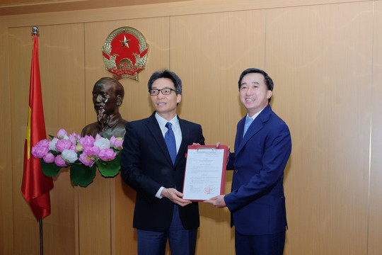Phó Thủ tướng Vũ Đức Đam trao Quyết định bổ nhiệm ông Trần Văn Thuấn làm Thứ trưởng Bộ Y tế