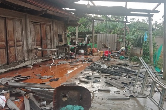 Hà Tĩnh: Lốc xoáy kèm mưa lớn khiến 140 nhà dân bị hư hỏng nặng