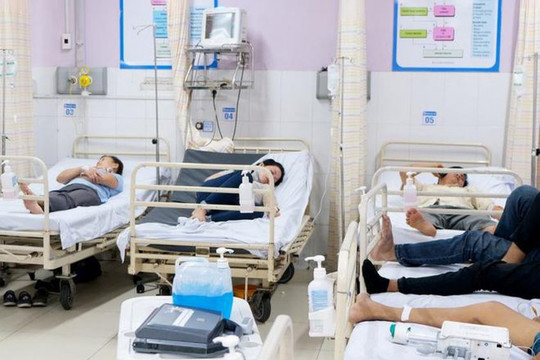 Gần 40 công nhân nhập viện nghi bị ngộ độc thực phẩm ở Mê Linh, Hà Nội