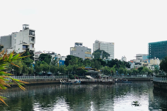 Hàng loạt kênh, rạch tại TP. Hồ Chí Minh ngập trong rác thải, hôi thối