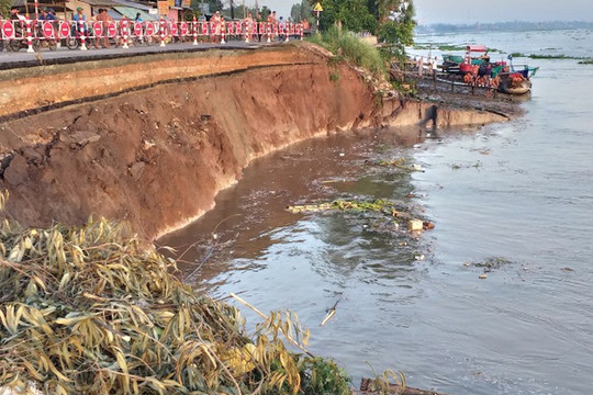 An Giang: Quốc lộ 91 tiếp tục sạt lở lớn xuống sông Hậu, nhiều nhà dân di dời khẩn cấp