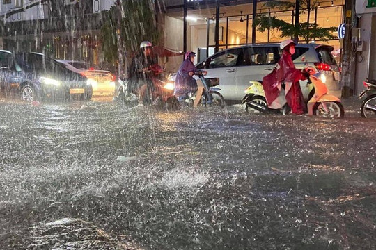 Đường phố Sài Gòn ngập như sông sau cơn mưa lớn