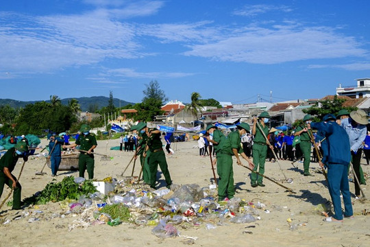 Đoàn viên thanh niên Quảng Trị, Bình Định tham gia làm sạch môi trường