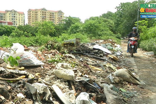 Hoàng Mai (Hà Nội): Người dân ám ảnh bởi bãi rác lớn án ngữ cổng sau trường học