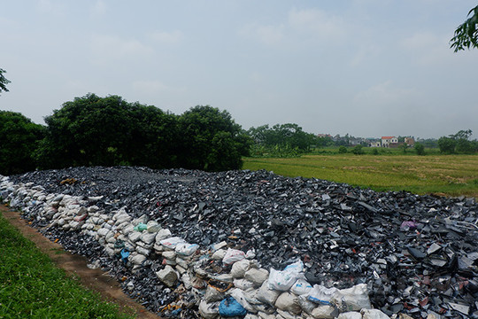 Vĩnh Phúc: Điều máy xúc mở đường, thu dọn 700 tấn rác thải độc hại